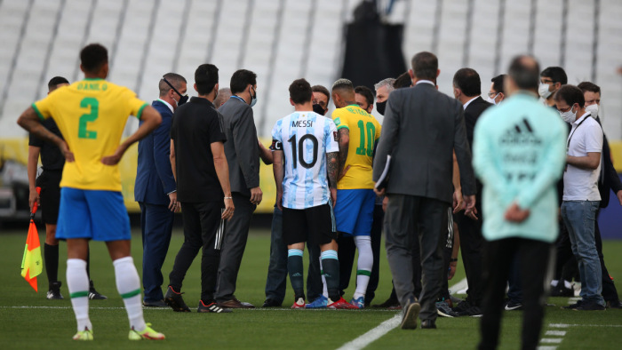 Döbbenetes körülmények között félbeszakadt a brazil–argentin szuperrangadó – videó