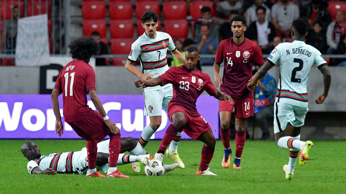 A portugál Danilo (b), Francisco Trincao (b3) és Nélson Semedo (j), valamint a katari Akram Afif (b2), Asszim Madibo (b4) és Homam Elamin (j2) a Katar-Portugália barátságos labdarúgó-mérkőzésen a debreceni Nagyerdei Stadionban 2021. szeptember 4-én.