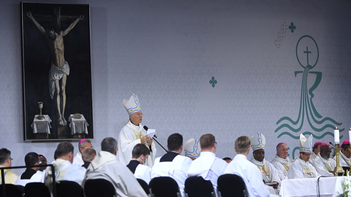 Piero Marini olasz érsek, a Nemzetközi Eucharisztikus Kongresszusok Pápai Bizottságának elnöke szentmisét celebrál az 52. Nemzetközi Eucharisztikus Kongresszuson a budapesti Hungexpón 2021. szeptember 6-án.