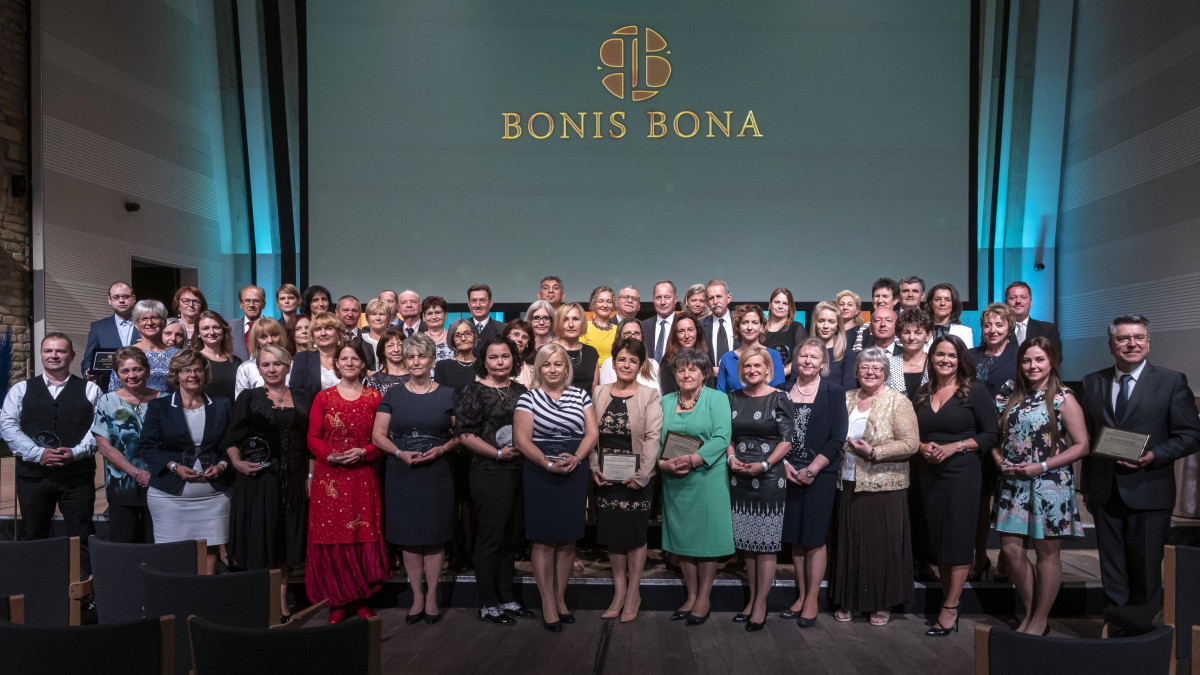 Díjazottak Novák Katalin családokért felelős tárca nélküli miniszter (j5), Rácz Zsófia fiatalokért felelős helyettes államtitkár (j13) és Pogácsás Tibor, a Belügyminisztérium önkormányzati államtitkára (hátsó sor, j) társaságában a Bonis Bona - A nemzet tehetségeiért és a Tehetségbarát önkormányzat díj átadóján a Budapest Music Centerben 2021. szeptember 9-én.