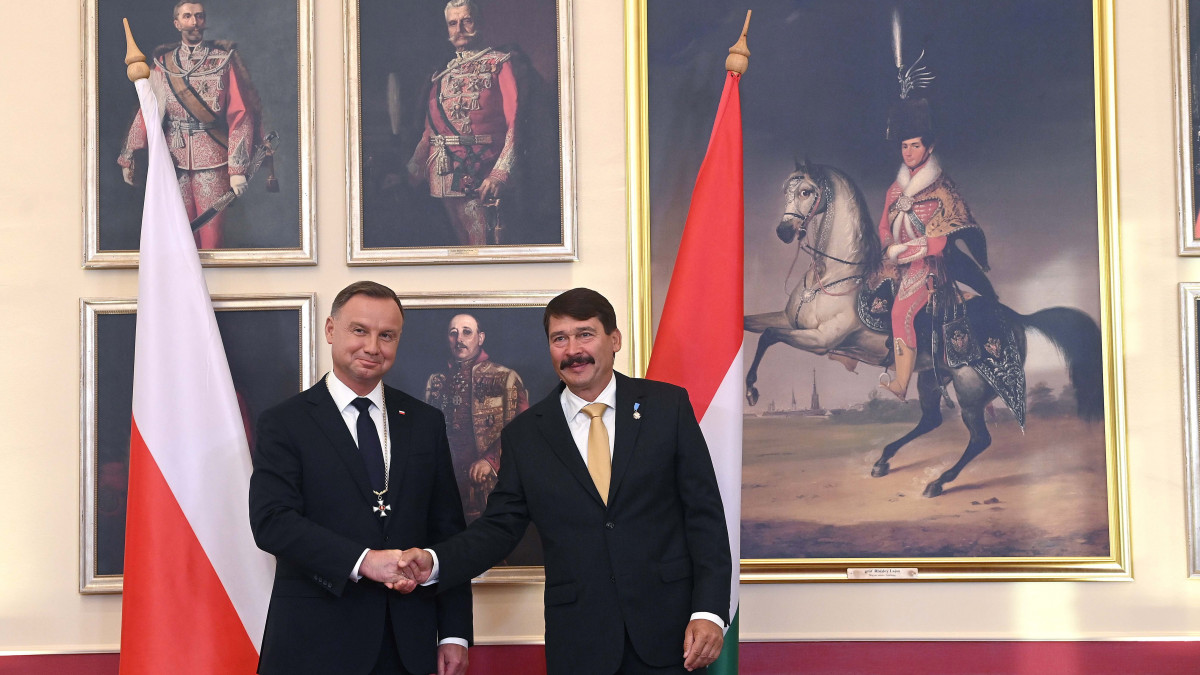 Áder János köztársasági elnök (j) átadja a Magyar Érdemrend Nagykeresztje a nyaklánccal és az arany sugaras csillaggal kitüntetést Andrzej Duda lengyel államfőnek a magyar-lengyel együttműködés erősítése érdekében folytatott kimagasló tevékenységért a budavári Főőrségi épületben tartott ünnepségen 2021. szeptember 9-én.