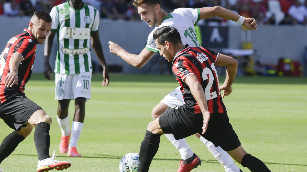 A ferencvárosi Vécsi Bálint (k) és Bőle Lukács, a Honvéd játékosa (j) a labdarúgó OTP Bank Liga 6. fordulójában játszott Budapest Honvéd - Ferencvárosi TC mérkőzésen a Bozsik Arénában 2021. szeptember 11-én.