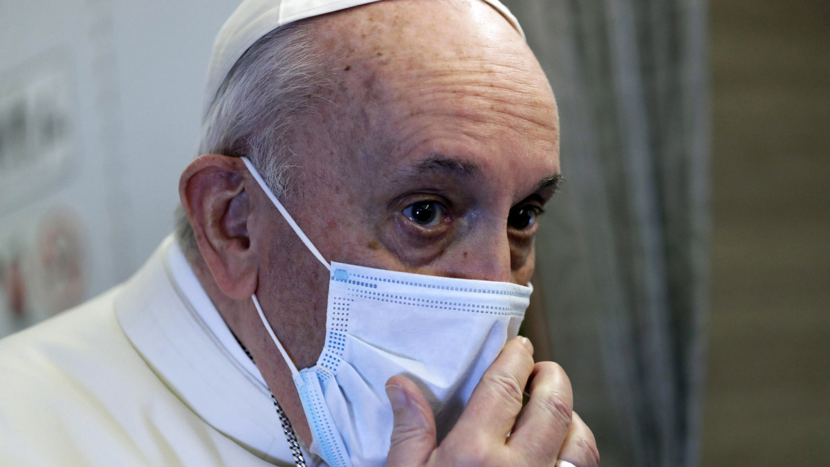 Ferenc pápa újságírókhoz beszél az őt Irakba szállító repülőgépen 2021. március 5-én. Római katolikus egyházfő most először utazik Irakba, első alkalommal síita többségű országba.