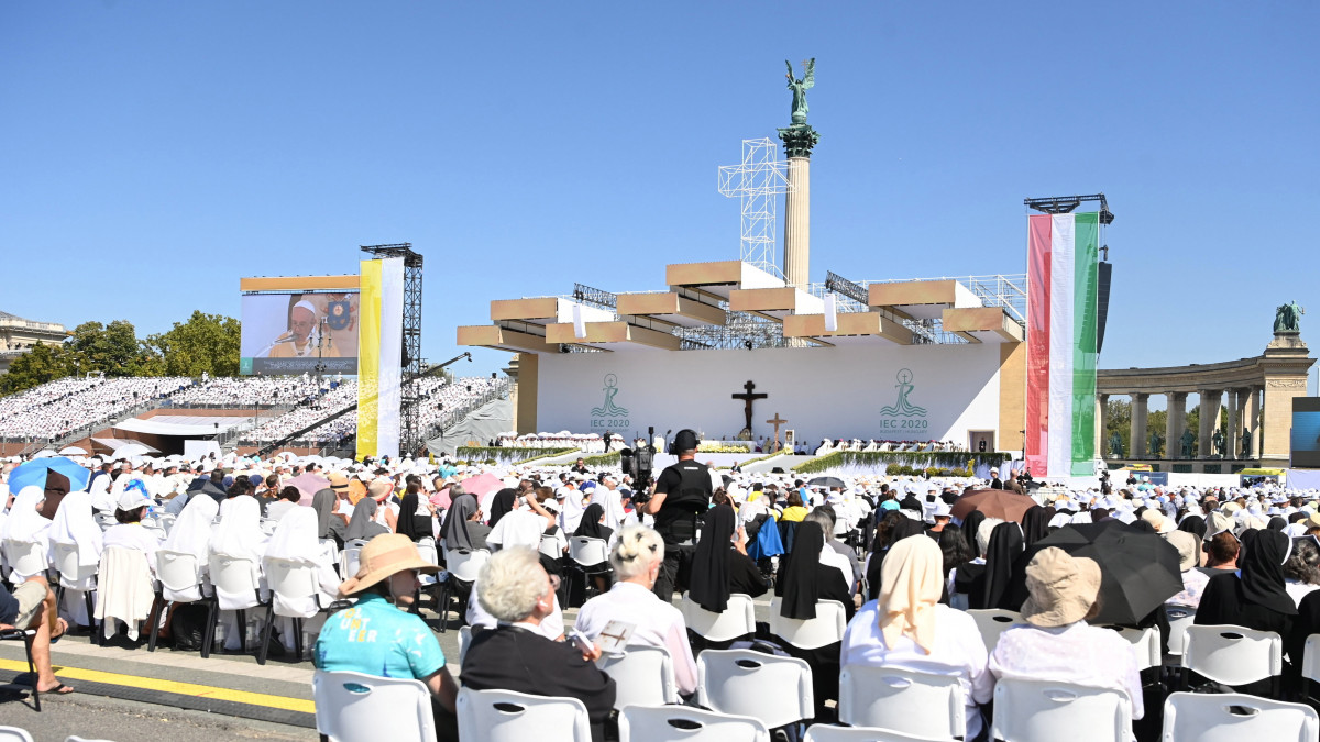 Az 52. Nemzetközi Eucharisztikus Kongresszus (NEK) zárómiséjének résztvevői a Hősök terén 2021. szeptember 12-én. A kongresszust lezáró úgynevezett statio orbis szentmise hagyományosan a katolikus rendezvénysorozat legünnepélyesebb eseménye.