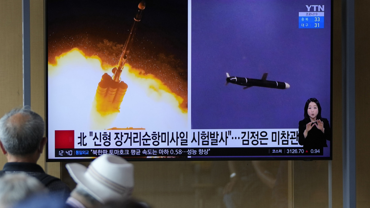 Észak-Korea kormánya által közreadott képeket mutatnak a híradóban, amit egy televízió képernyőjén néznek emberek Szöulban 2021. szeptember 13-án. A KCNA, a kommunista állam hírügynöksége közölte, hogy Észak-Korea az előző két napban sikeresen tesztelt több, nagy hatótávolságú manőverező robotrepülőgépet. A jelentés szerint a harceszközök 1500 kilométer távolságra repültek a próbaindítások során, és célpontjaikat elérve Észak-Korea felségvizein csapódtak a tengerbe.
