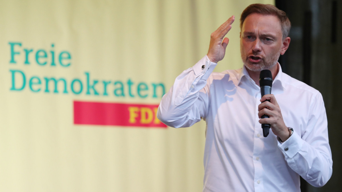 Christian Lindner, az ellenzéki német Szabaddemokrata Párt (FDP) elnöke és listavezetője kampánygyűlést tart Brémában 2021. szeptember 14-én. A parlamenti választásokat szeptember 26-án tartják Németországban.