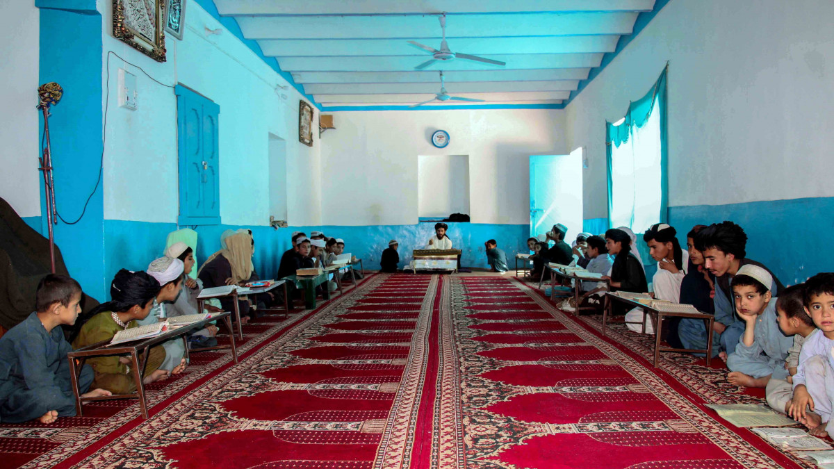 Afgán fiúk a Koránt olvassák egy vallási iskolában a dél-afganisztáni Kandahárban a mohamedán szent böjti hónap, a ramadán idején, 2021. április 27-én. Ramadánkor a hithű muzulmánok napkeltétől napnyugtáig nem vesznek magukhoz ételt és italt, továbbá tartózkodnak a dohányzástól és a nemi élettől.