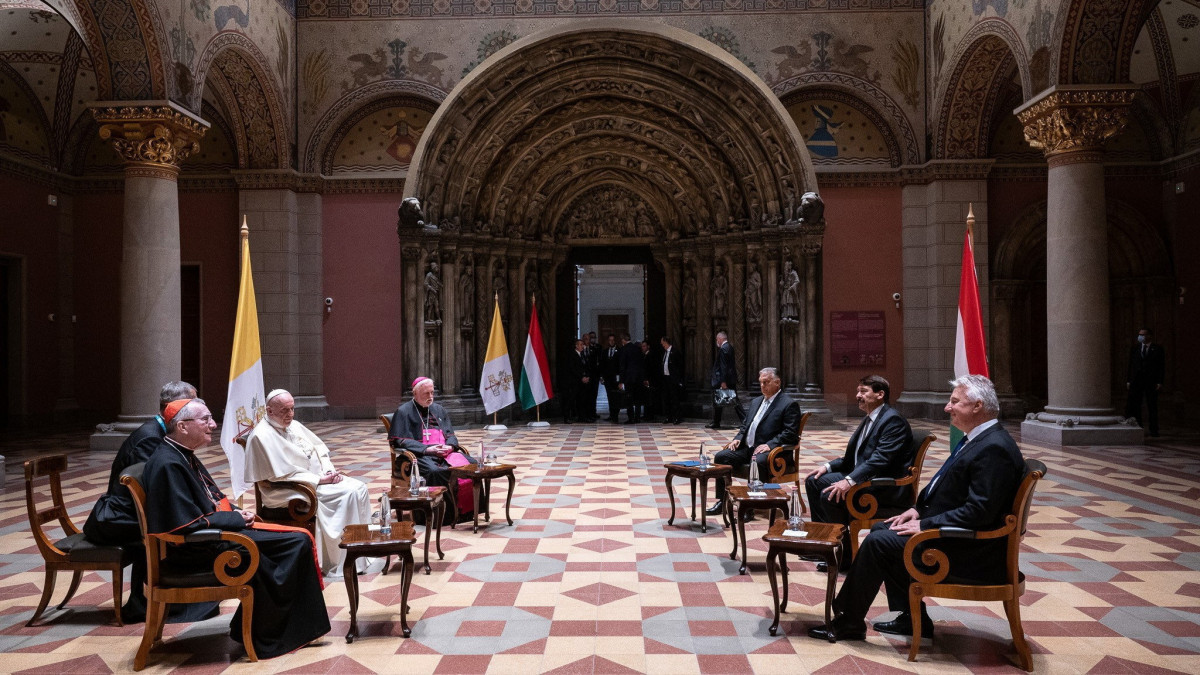A Miniszterelnökség által közreadott képen Ferenc pápa (b3) találkozója Áder János köztársasági elnökkel (j2), Orbán Viktor miniszterelnökkel (j3) és Semjén Zsolt miniszterelnök-helyettessel (j) az 52. Nemzetközi Eucharisztikus Kongresszus (NEK) zárómiséje előtt a Szépművészeti Múzeumban 2021. szeptember 12-én.