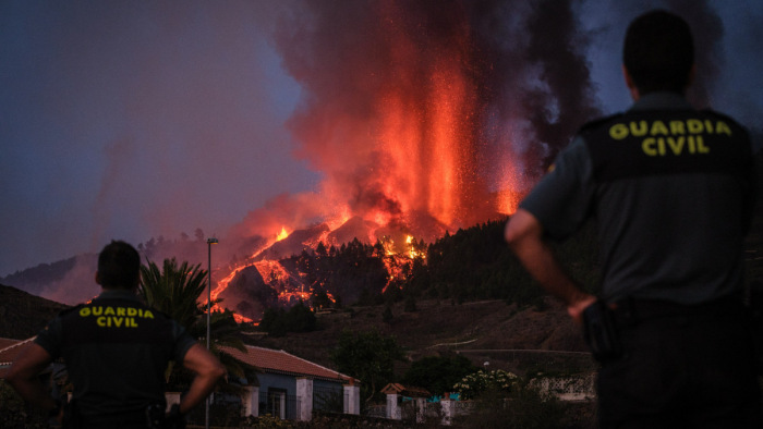 Ezreket evakuáltak a vulkánkitörés miatt La Palma szigetén – videó