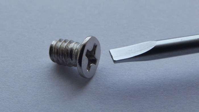 Egy lány kapta rajta a kukkolót – videó