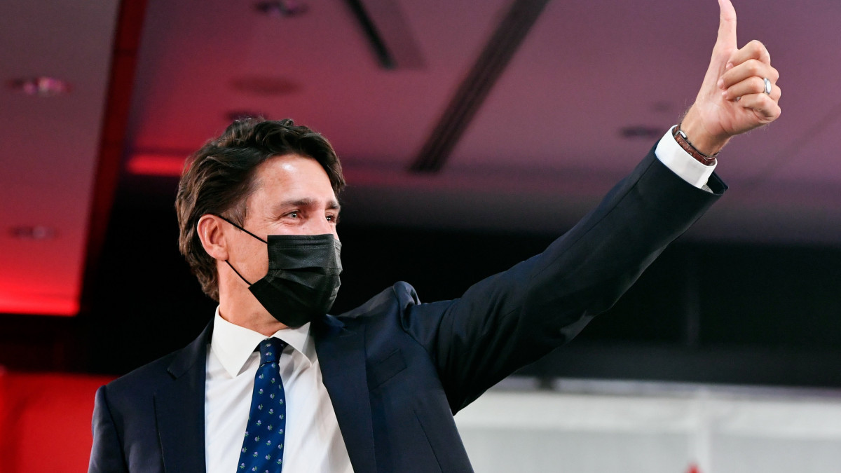 Justin Trudeau kanadai miniszterelnök a Kanadai Liberális Párt támogatóival ünnepel Montrealban 2021. szeptember 20-án, az előrehozott parlamenti választások estéjén. Az Elections Canada választási portál szerint a kormányfő pártja az abszolút többségi választórendszer alapján 157 választókerületben vezet, és ezzel megelőzte az ellenzéki Kanadai Konzervatív Pártot.