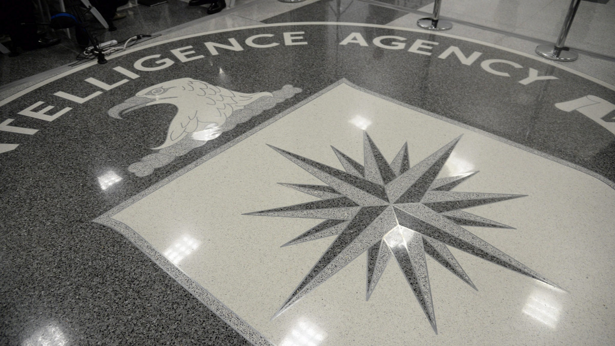 Langley, 2017. január 22.Az amerikai Központi Hírszerző Ügynökség, a CIA logója a szervezet Virginia állambeli Langleyben levő székháza padlóján Donald Trump új amerikai elnök látogatása alatt 2017. január 21-én. (MTI/EPA/Abaca/Olivier Douliery/pool)