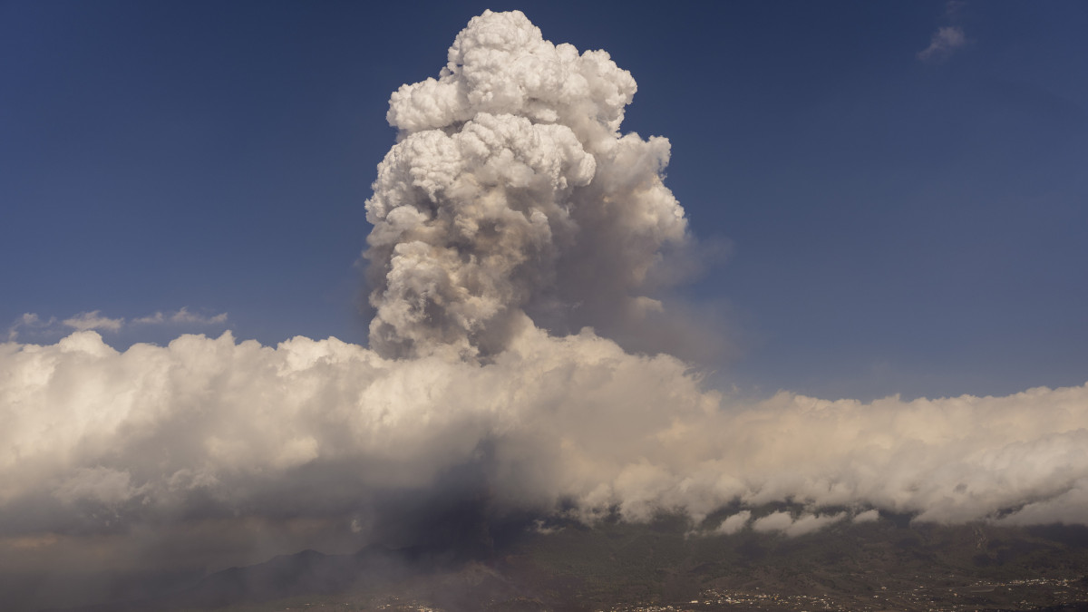 Légifelvétel a Cumbre Vieja tűzhányó lávafolyamáról a Spanyolországhoz tartozó Kanári-szigetek La Palma nevű szigetén 2021. szeptember 23-án. A földrengések, lávafolyamok, mérgező gázok, vulkáni hamu és savas eső veszélye miatt a sziget lakói közül már több mint hatezer embert kimenekítettek otthonából.  A vulkánkatasztrófák elleni kanári-szigeteki projekt vezetője szerint várhatóan a lávafolyam rövidesen eléri az Atlanti-óceánt. Az 1000 Celsius-fokot meghaladó hőmérsékletű láva és a víz találkozása robbanásokat okozhat, és mérgező gázfelhők keletkezhetnek.
