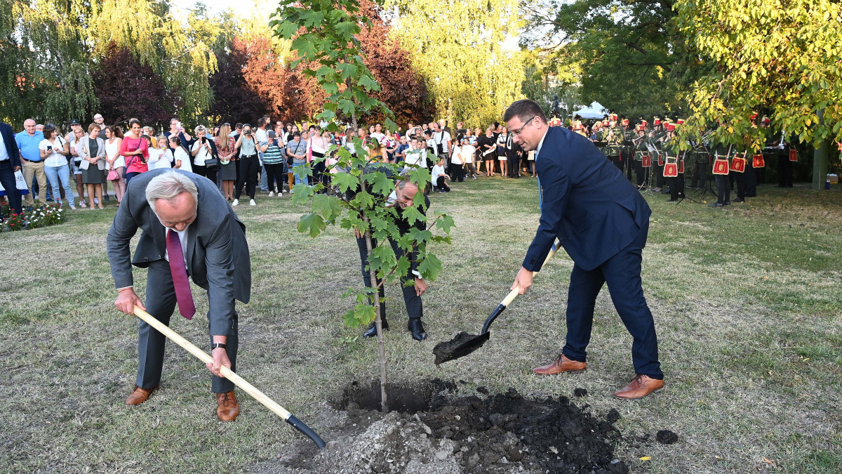 Pánczél Károly, a térség fideszes országgyűlési képviselője (b), Répás József (Fidesz) polgármester (k) és Gulyás Gergely Miniszterelnökséget vezető miniszter (j) fát ültet a Kiskunlacháza várossá avatása alkalmából rendezett ünnepségen, a Petőfi Művelődési Központ és Könyvtár előtti téren 2021. szeptember 25-én.