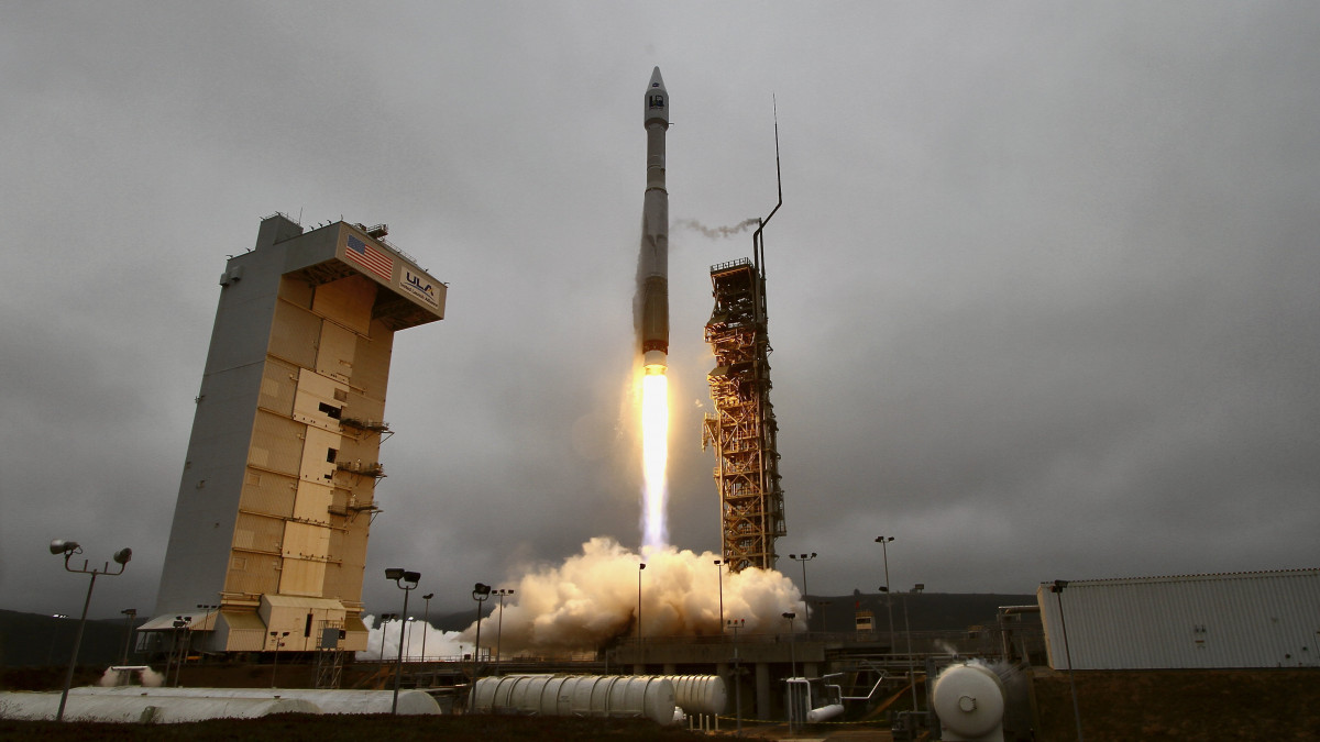Fellövik a United Launch Alliance (ULA) Atlas-V hordozórakétáját a Landsat 9 földfigyelő műholddal a Vandenberg légi támaszpontról 2021. szeptember 27-én.