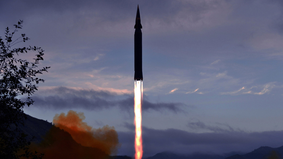 A KCNA észak-koreai állami hírügynökség által 2021. szeptember 29-én közreadott képen fellövik az újonnan kifejlesztett hiperszonikus rakétát, a Hvaszong-8-at Rjongnim megyében szeptember 28-án.