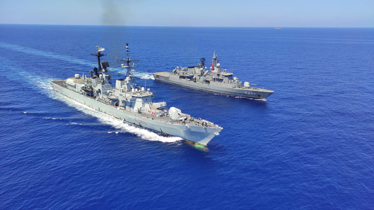 Az olasz haditengerészet ITS Durand De La Penne rombolóhajója és a TCG Goksu, valamint a TCG Fatih elnevezésű török hadihajók tengeri hadgyakorlatot tartanak a Földközi-tenger keleti részében 2020. augusztus 26-án. Ezen a napon közös hadgyakorlat kezdődött Görögország, Ciprus, Franciaország és Olaszország részvételével a Földközi-tenger keleti medencéjében. Törökország augusztus 10-én jelent meg Oruc Reis nevű kutatóhajójával és az azt kísérő hadihajókkal a térségben, amelyre válaszul Görögország, illetve szövetségesei is megerősítették katonai jelenlétüket a területen.