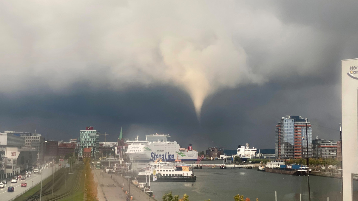 29 September 2021, Schleswig-Holstein, Kiel: A tornado is seen over Kiel in the early evening. According to the police, the tornado whirled several people through the air and washed them into the water in Kiel early Wednesday evening. Photo: Philipp Brandl/dpa - only for use in accordance with contractual agreement (Photo by Philipp Brandl/picture alliance via Getty Images)