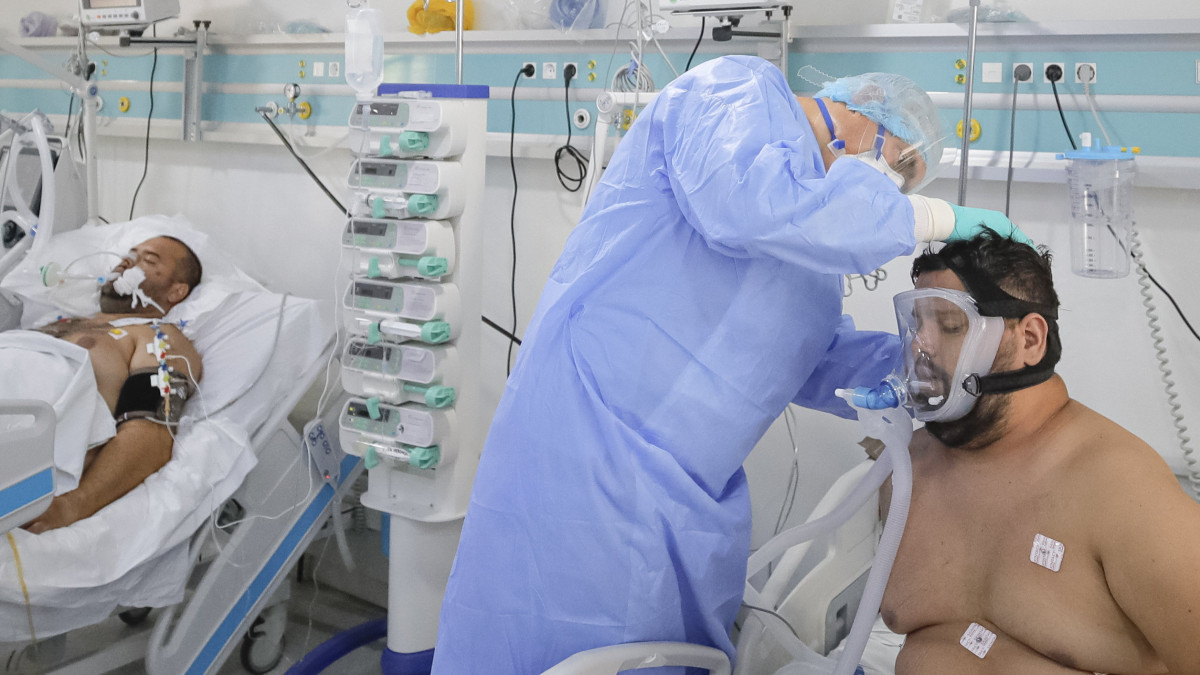 Egy ápoló a koronavírusos betegek számára kialakított osztályon a bukaresti Marius Nasta Tüdőkórházban 2021. október 6-án. Romániában az elmúlt 24 órában 14 ezernél is több új megbetegedést regisztráltak és 331-en haltak bele a betegség szövődményeibe, ami a legtöbb a vírus megjelenése óta.