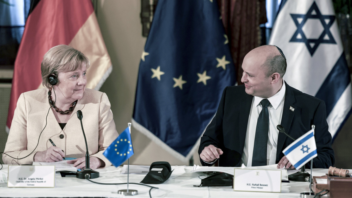 Angela Merkel leköszönő német kancellár (b) és Naftali Bennett izraeli miniszterelnök az izraeli kormány kabinetülésén Jeruzsálemben 2021. október 10-én.