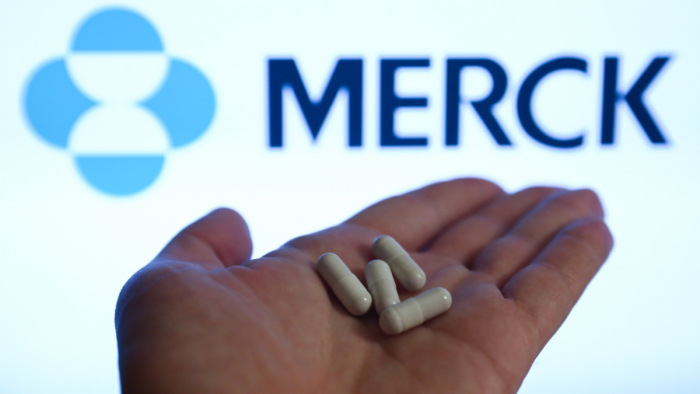 Koronavírus: már engedélyezték a Merck tablettáját egy uniós országban