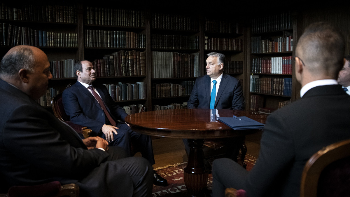 A Miniszterelnöki Sajtóiroda által közreadott képen Orbán Viktor kormányfő (j) fogadja Abdel-Fattáh esz-Szíszi egyiptomi elnököt a Karmelita kolostorban 2021. október 13-án.