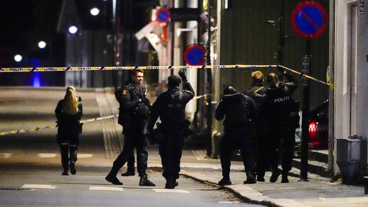 Helyszínelő rendőrök Kongsbergben 2021. október 13-án, miután egy férfi íjjal lövöldözött a norvég fővárostól, Oslótól mintegy 80 kilométerre délnyugatra fekvő városban. Több embert megölt és megsebesített, mielőtt a rendőrök elfogták.