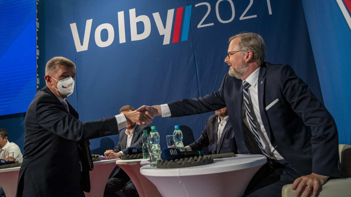 Andrej Babis cseh miniszterelnök a kormányzó ANO mozgalom vezetője (b) és Petr Fiala, a a hárompárti Spolu koalíció vezetője (j) kezet fog a kormányfőjelöltek rádiós vitája előtt Prágában 2021. október 8-án. Csehországban október 8-9-én választják meg a parlamenti alsóház 200 képviselőjét.