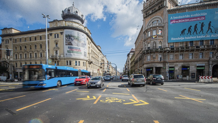 Szerdától éjszakánként aszfaltoznak a Blaha Lujza téren