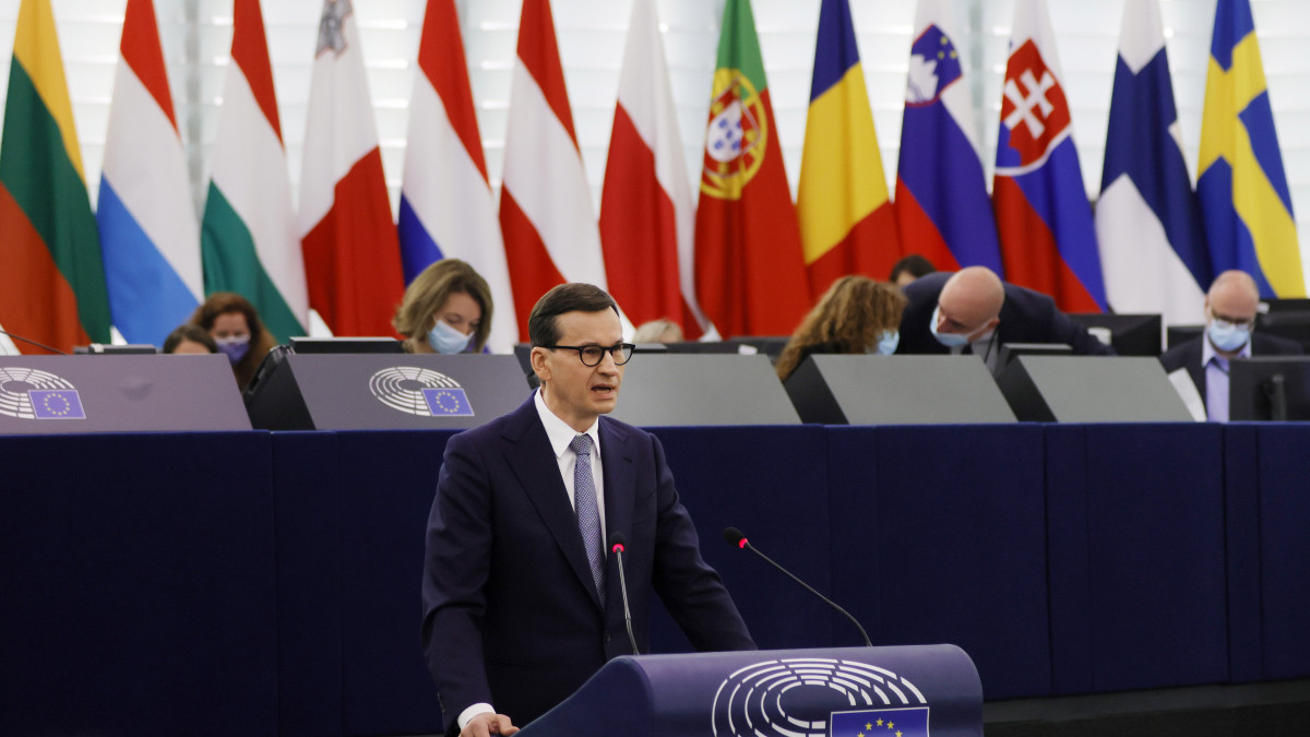 Mateusz Morawiecki lengyel miniszterelnök a lengyel alkotmánybíróság legutóbbi, a lengyel alkotmány és az európai uniós jog viszonyát illető döntéséről tartott vitán az Európai Parlament stasbourgi üléstermében 2021. október 19-én.