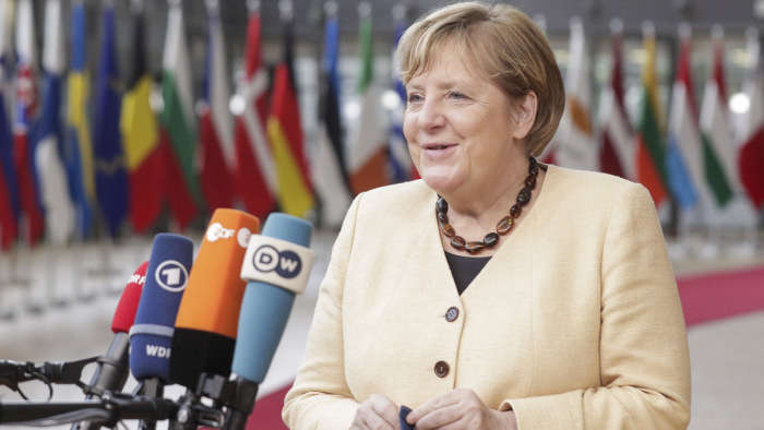 Tapssal búcsúztatták Angela Merkelt az EU-csúcson