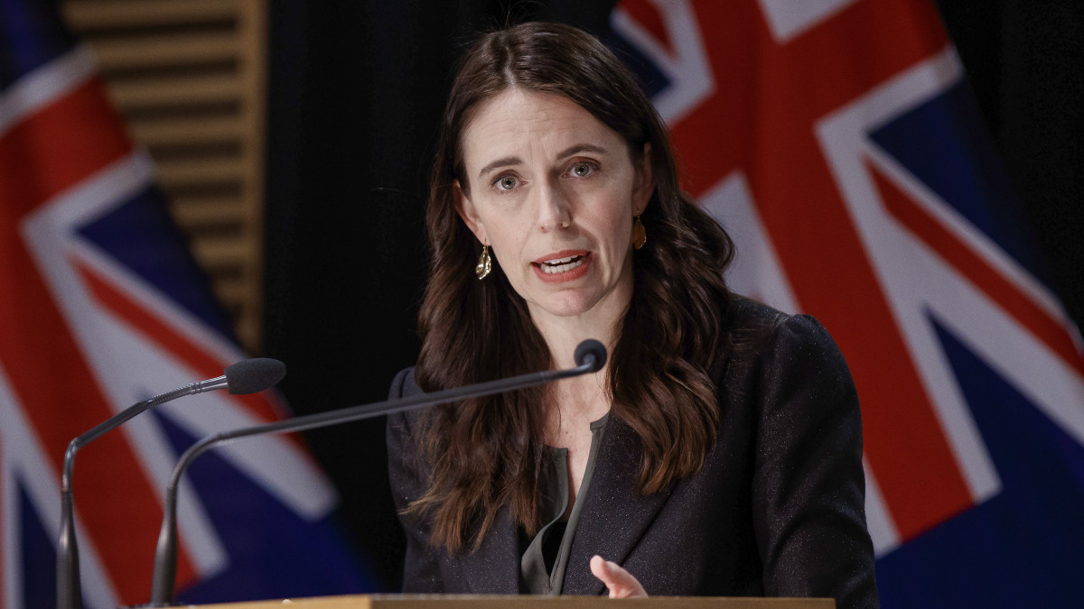 Jacinda Ardern új-zélandi miniszterelnök sajtótájékoztatót tart a wellingtoni parlamentben 2021. október 11-én. Az új-zélandi kormány a közeljövőben kötelezővé teszi az egészségügyi dolgozók és a tanárok többsége számára a koronavírus elleni oltás felvételét.