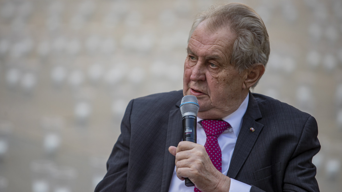 Milos Zeman cseh elnök beszédet mond a koronavírus csehországi áldozatainak emlékére elhelyezett közel 30 ezer mécses mellett a prágai várban 2021. május 10-én.