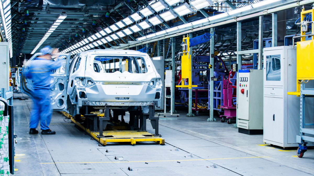 Óriási a gond az autógyártásban, le is állhat Európában