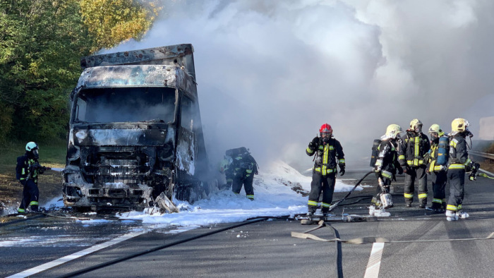 A lángok martaléka lett egy kamion az M1-esen – képek