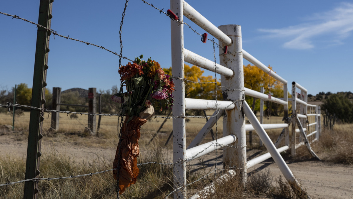 SANTA FE, NEW MEXICO, USA - OCTOBER 24: A bouquet of flowers hung on a barb wire near Bonanza Creek Ranch where actor Alec Baldwin fired a prop gun on movie set and killed cinematographer Halyn Hutchin, in Santa Fe, New Mexico, United States on October 24, 2021. (Photo by Mostafa Bassim Adly/Anadolu Agency via Getty Images)