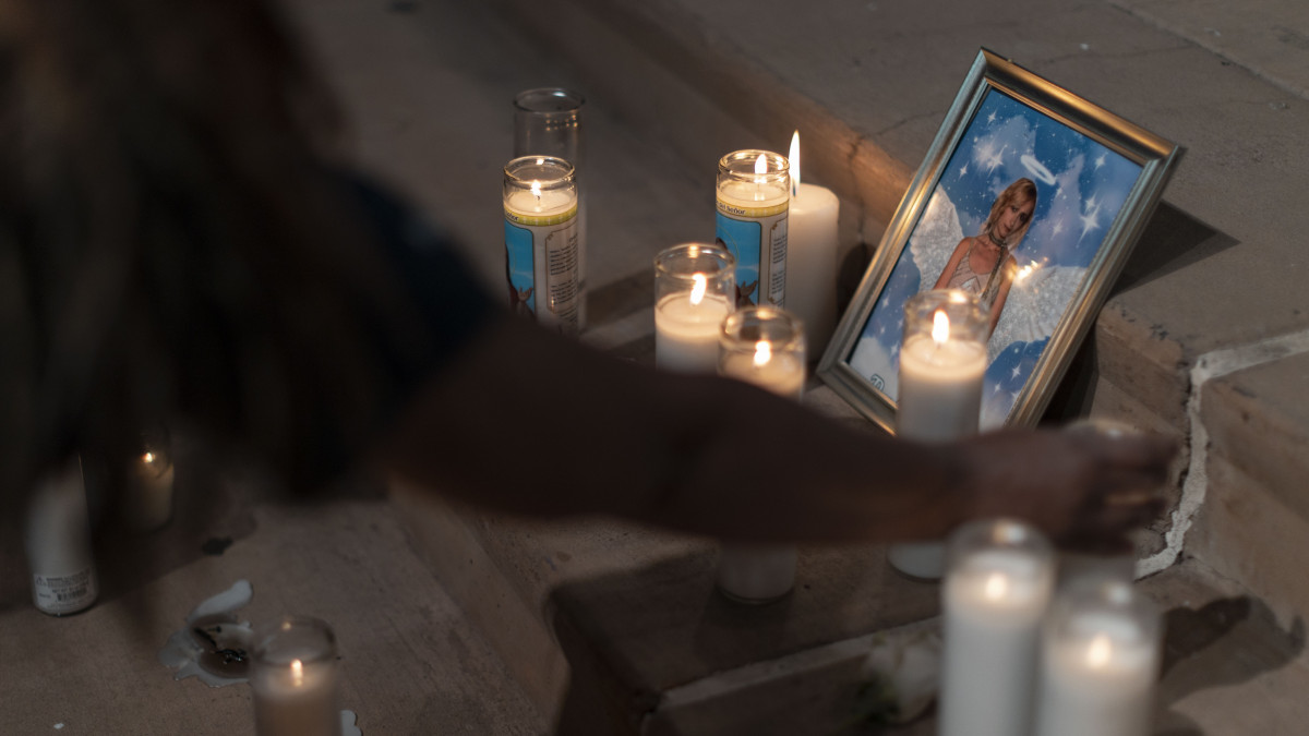 NEW MEXICO, USA - OCTOBER 23: Locals and members of the local film community mourn the loss of cinematographer Halyna Hutchins, who died after being shot by Alec Baldwin on the set of his movie Rust at a vigil in Albuquerque, New Mexico, U.S., October 23, 2021. (Photo by Mostafa Bassim Adly/Anadolu Agency via Getty Images)