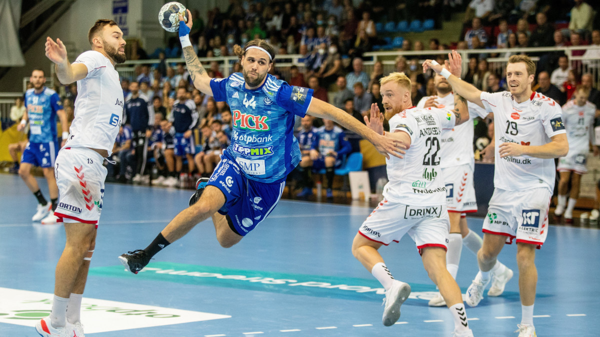 A szegedi Dean Bombac a labdával a férfi kézilabda Bajnokok Ligája csoportkörének 6. fordulójában játszott Pick Szeged-Aalborg HB mérkőzésen a Szegedi Sportcsarnokban 2021. október 27-én. Balra a Nikolaj Laeso, a dán csapat játékosa. Pick Szeged-Aalborg HB 31-28.