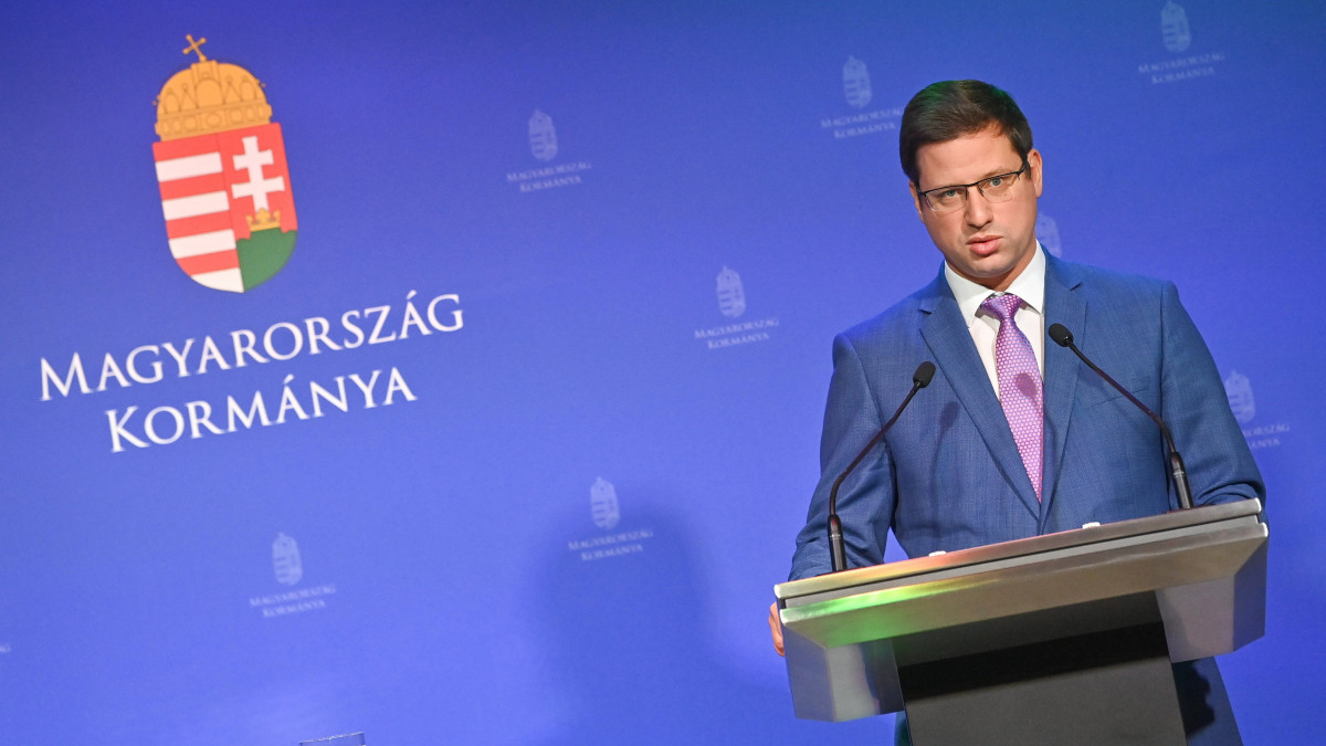 Gulyás Gergely, a Miniszterelnökséget vezető miniszter a Kormányinfó sajtótájékoztatón a Miniszterelnöki Kabinetiroda Garibaldi utcai sajtótermében 2021. október 28-án.