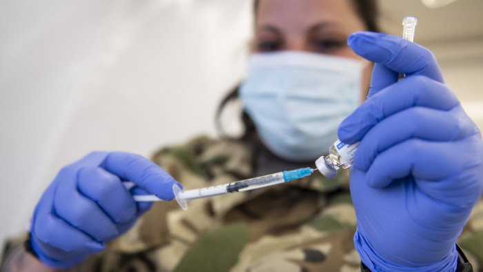 Járványadatok: 125 ezer ember vette fel a vakcinát az oltási akcióhét második napján