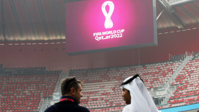 1300 busz - Katar elbábozta, hogy most van a foci-vb