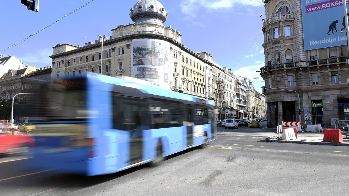 A felújítás alatt álló Blaha Lujza tér 2021. szeptember 18-án. Ettől a naptól ismét bővített forgalmi kapacitással használhatják a fővárosban a Rákóczi út-Nagykörút csomópontot az autóval közlekedők.