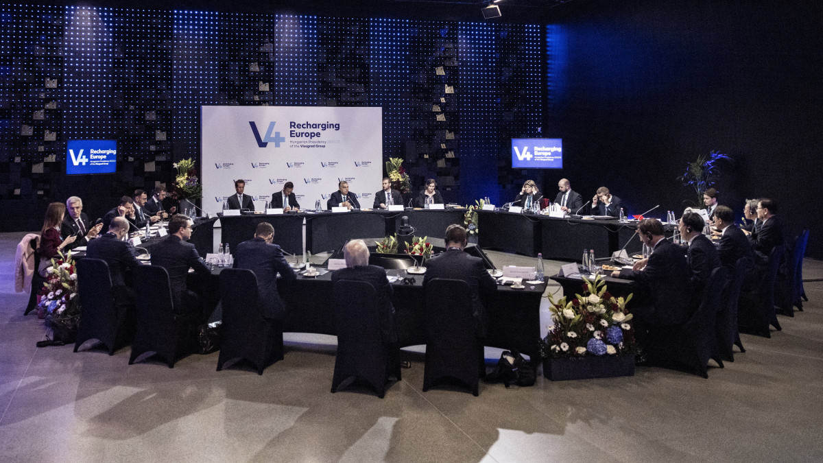 A Miniszterelnöki Sajtóiroda által közreadott képen Orbán Viktor kormányfő (k) felszólal a V4-Dél-Korea-csúcstalálkozón Budapesten, a Várkert Bazárban 2021. november 4-én. Mellette Szijjártó Péter külgazdasági és külügyminiszter (b7), Eduard Heger szlovák (b3) és Andrej Babis cseh (j5) miniszterelnök.