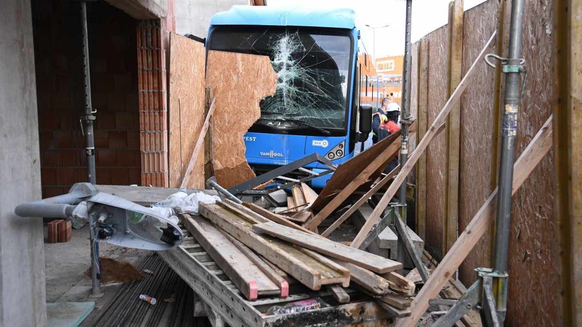 Eddig ismeretlen okból egy társasházi építkezés állványzatába csapódott, megrongálódott autóbusz Budapest 19. kerületében a Lehel utcában 2021. november 5-én. A BKK busza nem szállított utasokat.