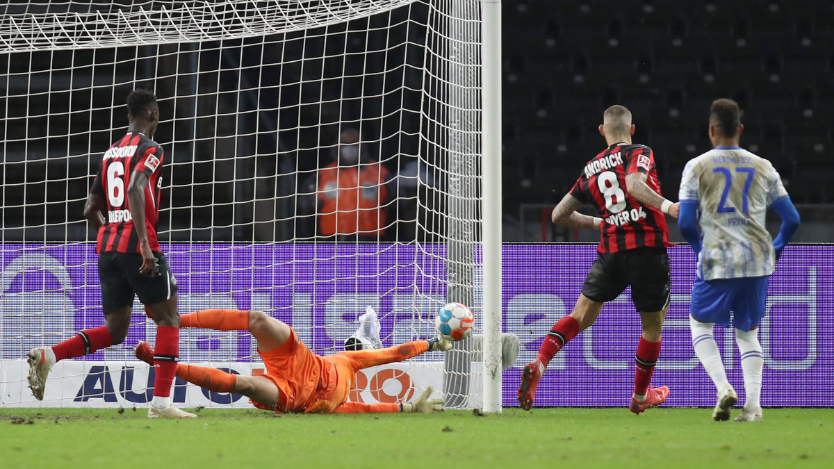 07 November 2021, Berlin: Football, Bundesliga, Matchday 11, Hertha BSC - Bayer Leverkusen, Olympiastadion: Leverkusen midfielder Robert Andrich (2nd from right) scores against Hertha goalkeeper Alexander Schwolow to make it 1:1. Photo: Andreas Gora/dpa (Photo by Andreas Gora/picture alliance via Getty Images)