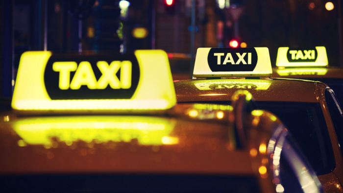 Legális gyorsulási verseny Budapesten – így száguld a taxi