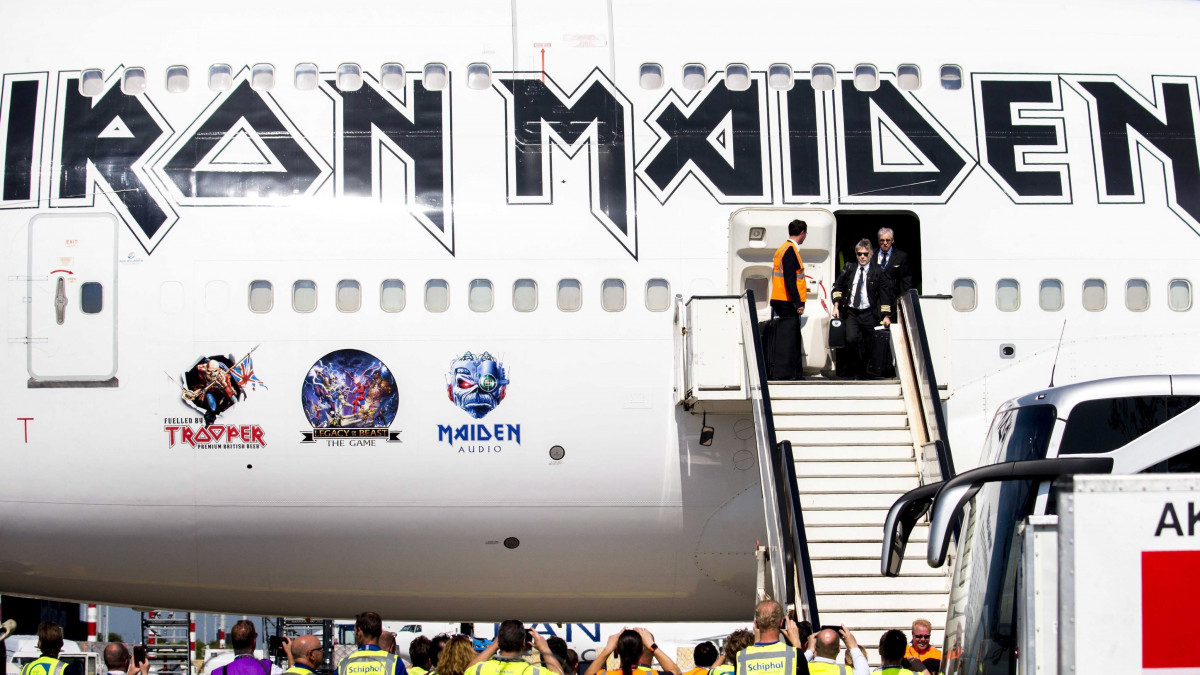 Schiphol, 2016. június 6.Bruce Dickinson, az Iron Maiden legendás angol heavy metal-zenekar énekese (k), miután vezetésével földet ért az együttes Boeing 747-es magánrepülőgépe a schipholi repülőtéren 2016. június 6-án, két nappal az Iron Maiden hollandiai koncertje előtt. (MTI/EPA/Jerry Lampen)