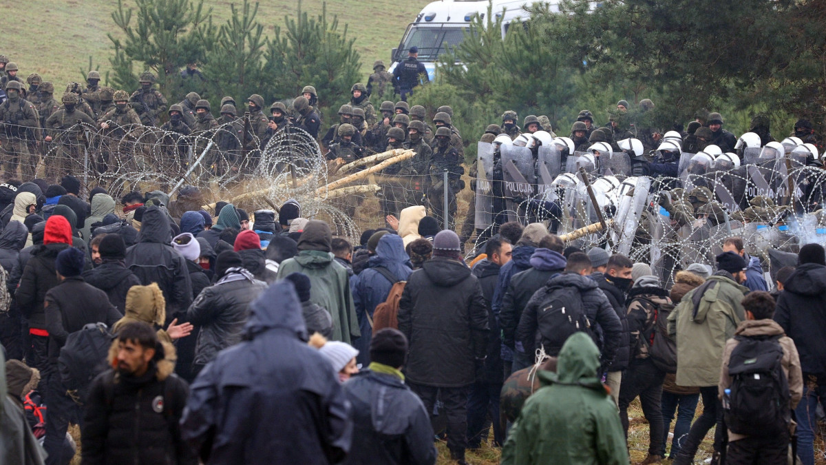 BELARUS - NOVEMBER 09: Irregular migrants continue to wait at the Polish-Belarusian border on November 09, 2021 in Belarus. Thousands of irregular migrants are facing desperate conditions as they continue waiting at the Polish-Belarusian border, hoping to cross onto EU soil. After crossing the Bruzgi border point in Grodno, Belarus on Monday, the immigrants Ă˘ most of them from Iraq Ă˘ came to the Polish border to spend Tuesday night. Nearly 2,000 immigrants, including many women and children, stayed in tents they set up in front of the border fences in the forested area. (Photo by Stringer/Anadolu Agency via Getty Images)