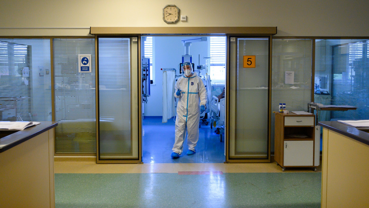 Védőfelszerelést viselő ápoló a koronavírussal fertőzött betegek fogadására kialakított központi intenzív osztályon a Fejér Megyei Szent György Egyetemi Oktató Kórházban, Székesfehérváron 2021. április 28-án.