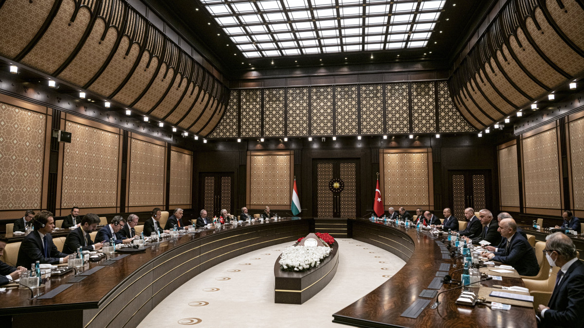 A Miniszterelnöki Sajtóiroda által közreadott képen Orbán Viktor miniszterelnök (b6) és Recep Tayyip Erdogan török elnök (j5) plenáris megbeszélést folytat Ankarában 2021. november 11-én. A magyar kormányfő mellett Palkovics László innovációs és technológiai miniszter (b3), Benkő Tibor honvédelmi miniszter (b4), Szijjártó Péter külgazdasági és külügyminiszter (b5), Pintér Sándor belügyminiszter (b7), Kásler Miklós, az emberi erőforrások minisztere (b8), mögötte Havasi Bertalan, a Miniszterelnöki Sajtóiroda vezetője (b2). 